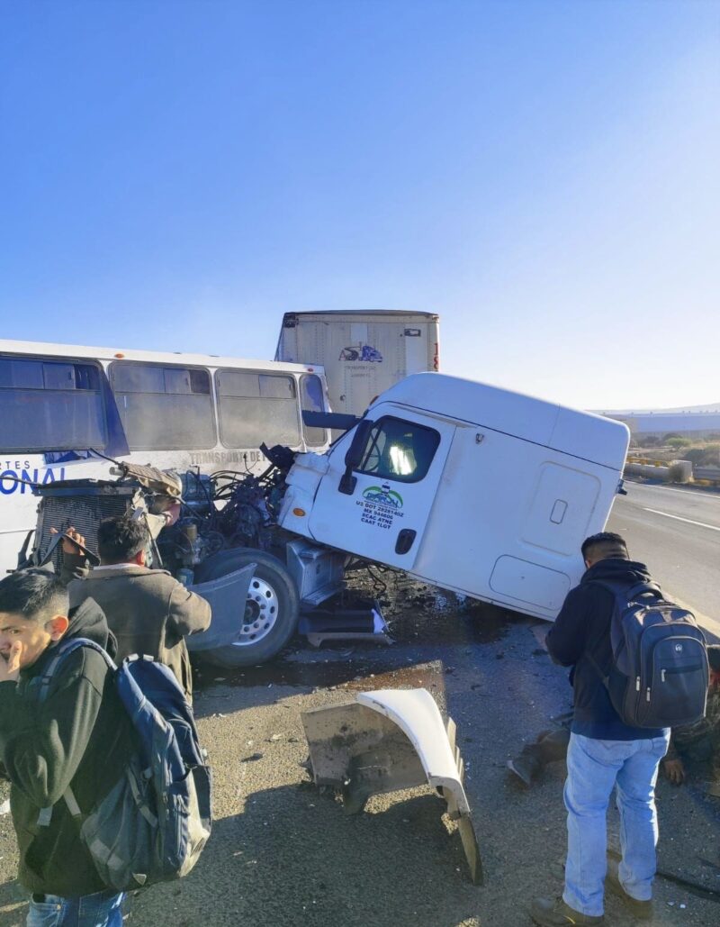 Tráiler choca contra camiones de personal en libramiento norponiente deja un muerto y 32 heridos