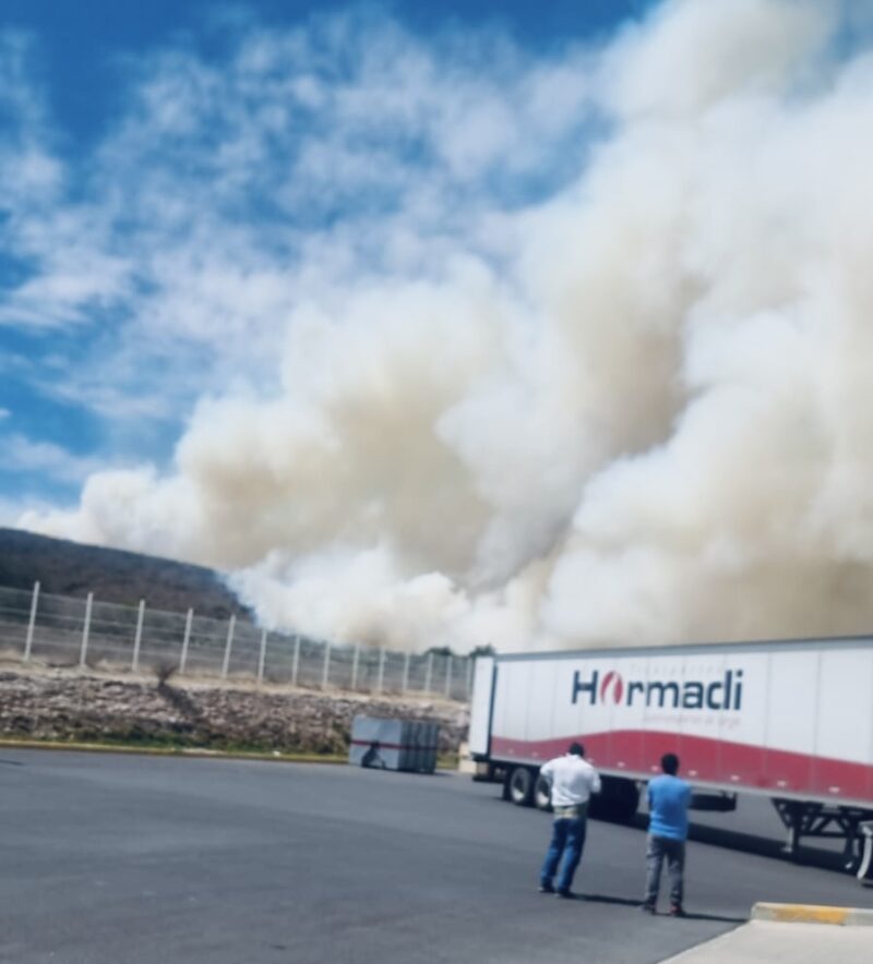 Fuerte incendio moviliza a cuerpos de emergencia en zona cerril en El Marqués