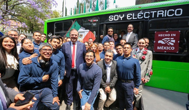 Hecho en México Ebrard entrega distintivo a “Taruk”, el autobús eléctrico del futuro