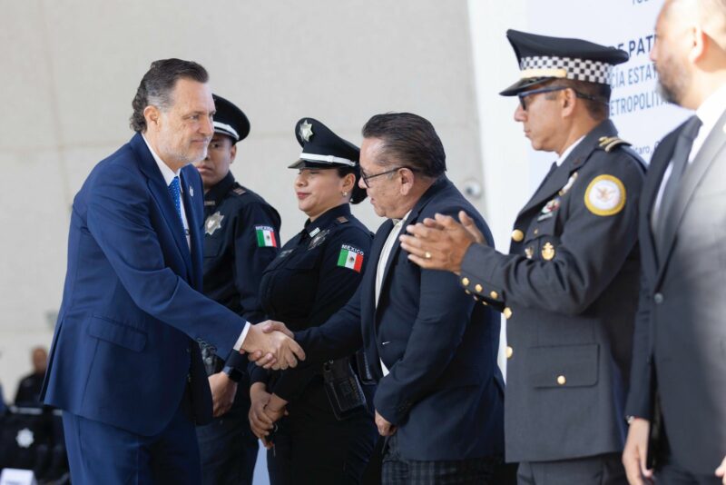 Querétaro blindado Kuri entrega patrullas y equipo por 123 MDP a policías