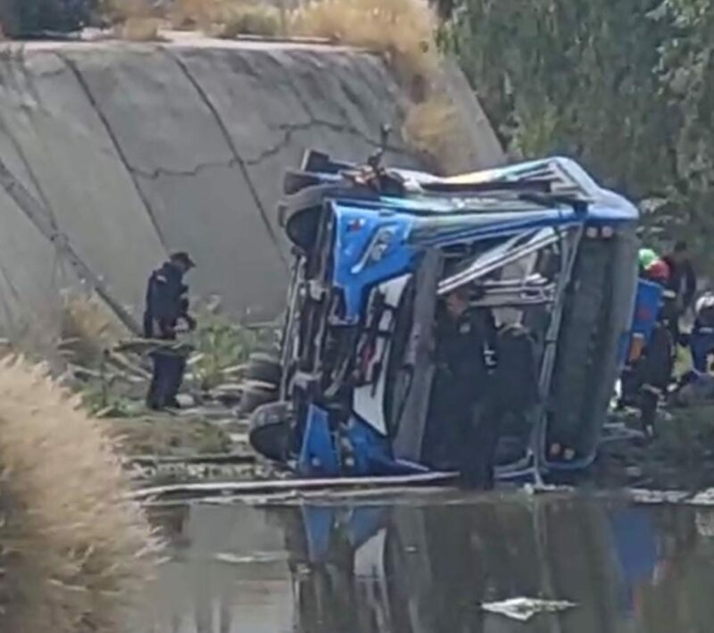 Accidente en el Arenal de Qrobús deja a dos pasajeros en estado crítico autoridades brindan apoyo a familias
