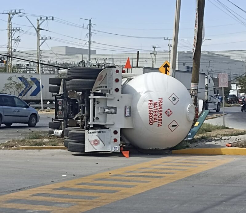 Volcadura de pipa moviliza a emergencias en carretera de El Marqués sin fuga y sin heridos