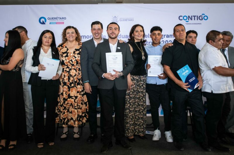El Marqués impulsa la educación entregan certificados de bachillerato a adultos