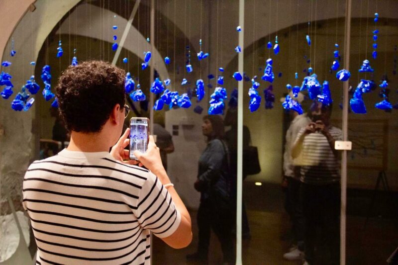 Universo de arte Contemporáneo El MACQ sorprende con esculturas lumínicas y “Cultivos Geomórficos”