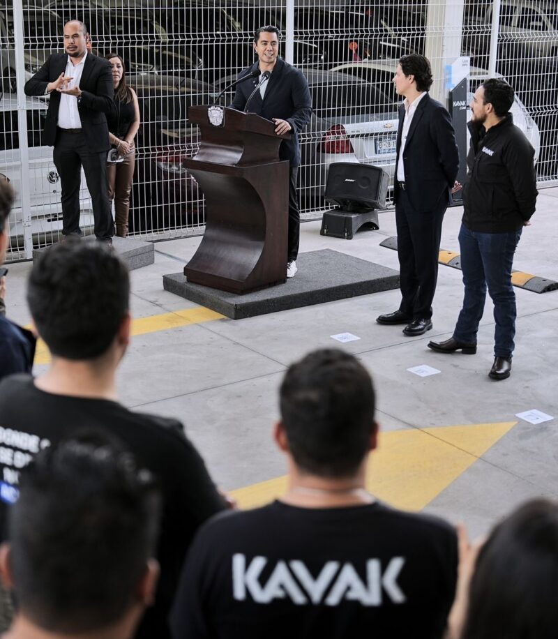 Querétaro impulsa el empleo Felifer Macías inaugura el centro integral de operaciones Kavak