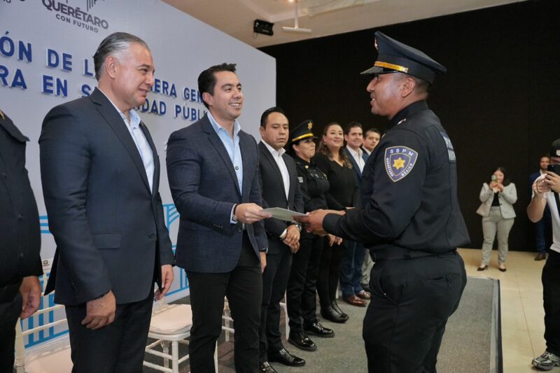 Orgullo queretano policías se gradúan con licenciatura para fortalecer la seguridad pública