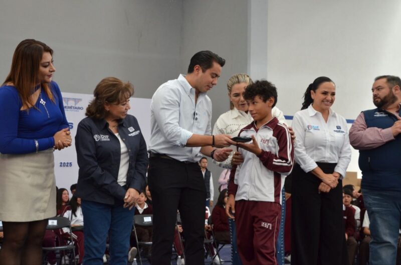 Ver mejor para aprender más Felifer Macías entrega 600 lentes a estudiantes de secundaria en Querétaro