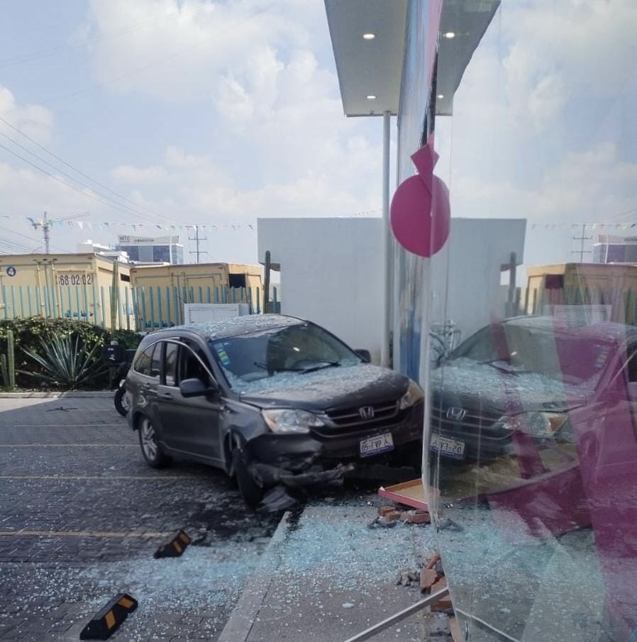 Aparatoso choque en Paseo de la República camioneta se impacta contra Juguetrón