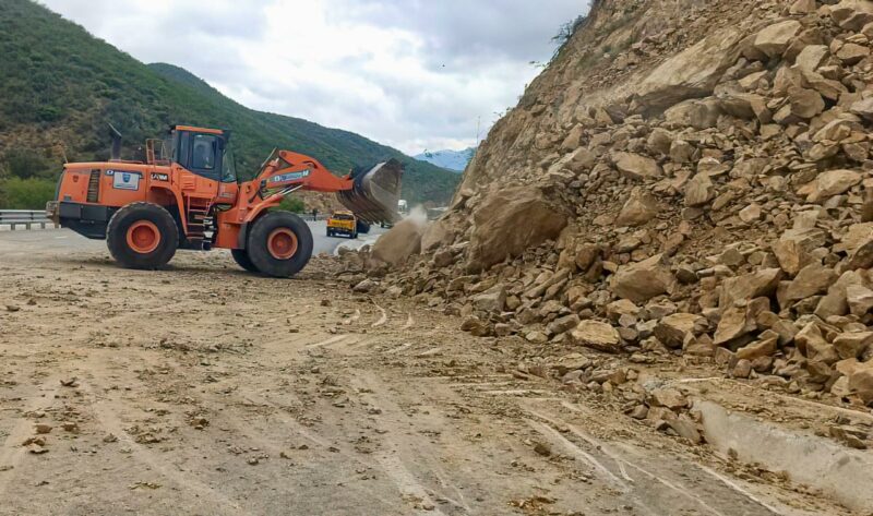 Carretera 100 de Cadereyta CEI trabaja sin descanso para normalizar el paso tras derrumbes