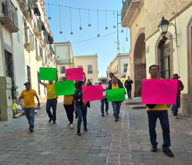 Trabajadores del Bus Municipal protestan en Plaza de Armas por despidos y adeudos
